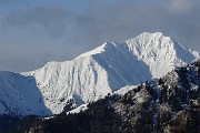 80 Zoom sul Monte Fioraro ammantato di neve